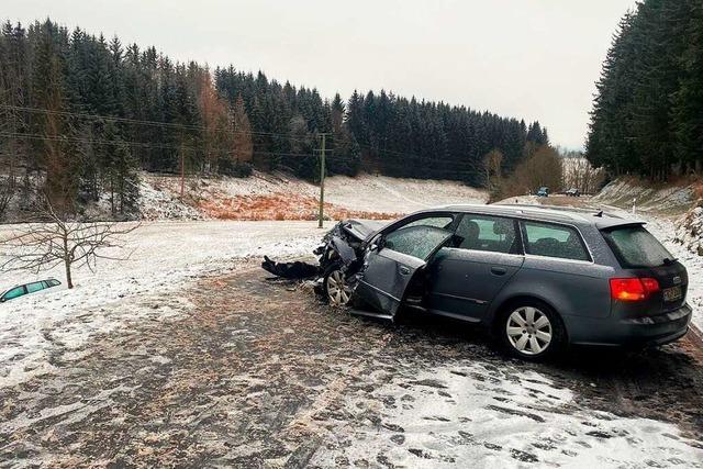 Auto gert bei Schneegltte in Gegenverkehr