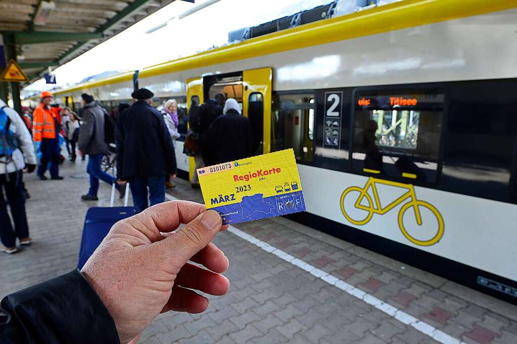 Bus Und Bahn In Der Region Freiburg Werden Erstmal Teurer – Bevor Das ...