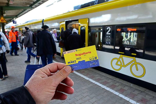 Noch kann man nicht von der Regiokarte auf das Deutschlandticket umsteigen.  | Foto: Ingo Schneider