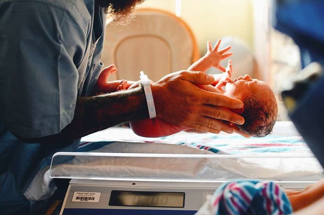 Wrde die Krankenhausreform umgesetzt,...ingen keine Babys mehr geboren werden.  | Foto: Christian Bowen (Unsplash)