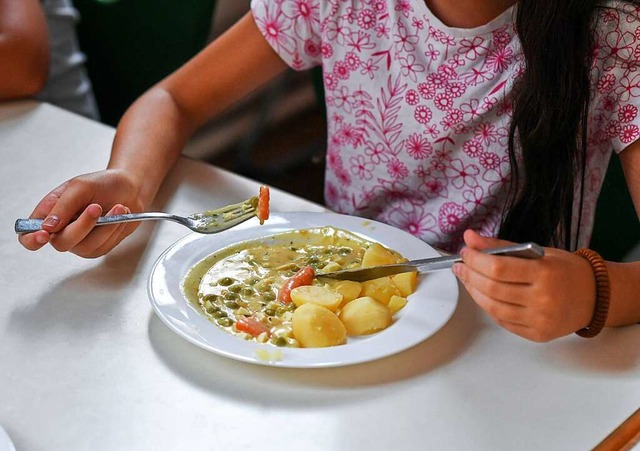 Das Essen in der Schulmensa der Neunli...in Ihringen wird um einen Euro teurer.  | Foto: Jens Kalaene (dpa)