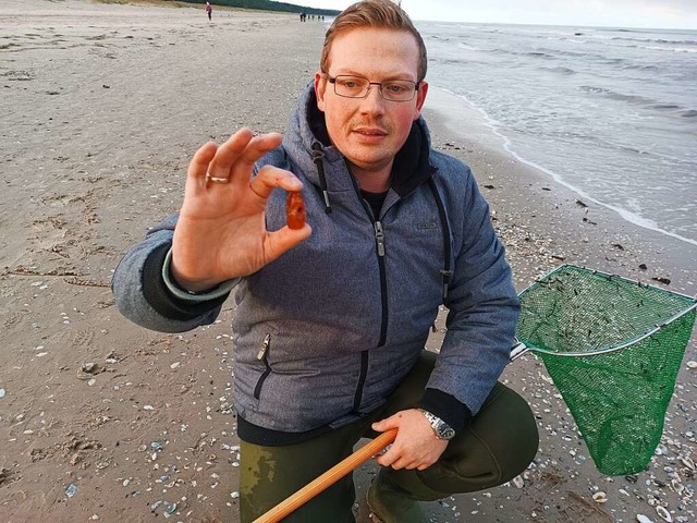 Sven-Tobias Schlaak mit einem Bernstein.  | Foto: Schlaak