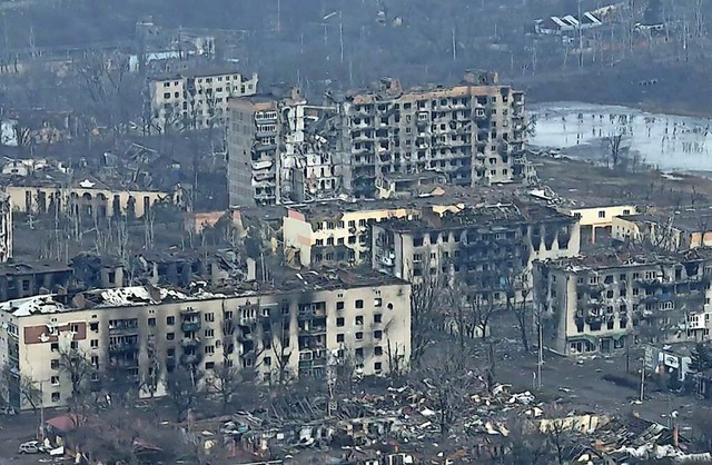 Eine Aufnahme aus dem zerstrten Bachm...lebten hier  mehr als 70.000 Menschen.  | Foto: - (AFP)