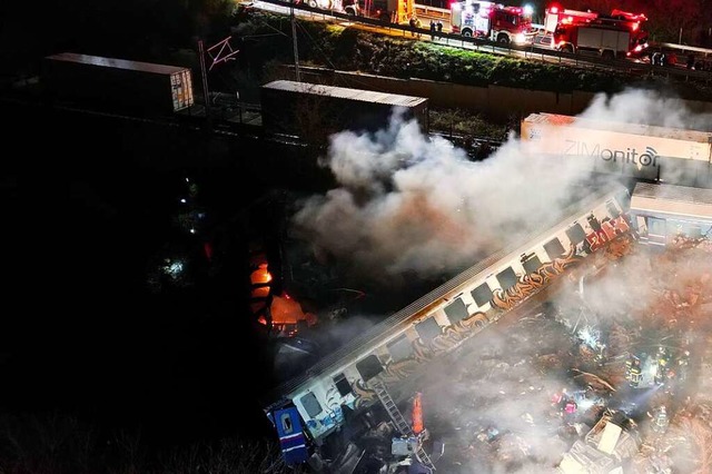 Rauch steigt auf, whrend Feuerwehrleu... der Nhe von Larissa im Einsatz sind.  | Foto: Vaggelis Kousioras (dpa)