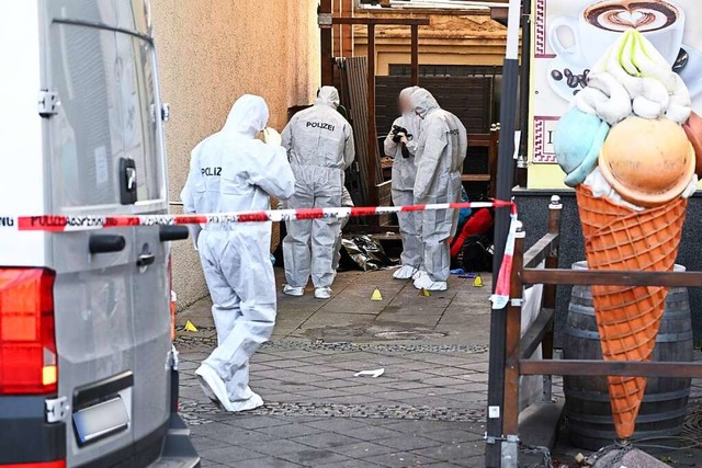 Nach einem Wohnungsbrand in Stuttgart ...z einen bewaffneten Mann festgenommen.  | Foto: Bernd Weibrod (dpa)