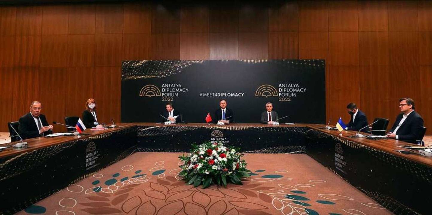 Im Mrz 2022 trafen der russische Aue...nladung der Trkei in Ankara zusammen.  | Foto: Cem Ozdel (dpa)