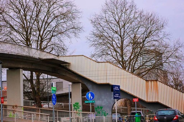 Die Fugngerbrcke am Bahnhof Orschwe...h, noch in diesem Jahr saniert werden.  | Foto: Adrian Hofmann