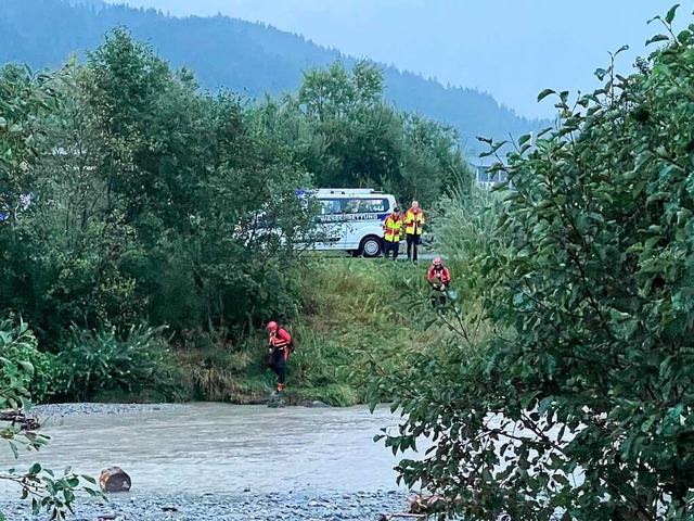 Einsatzkrfte ermitteln an einem Fluss...n Vater unter dringendem Mordverdacht.  | Foto: Georg Kchler, Zoom Tirol (dpa)