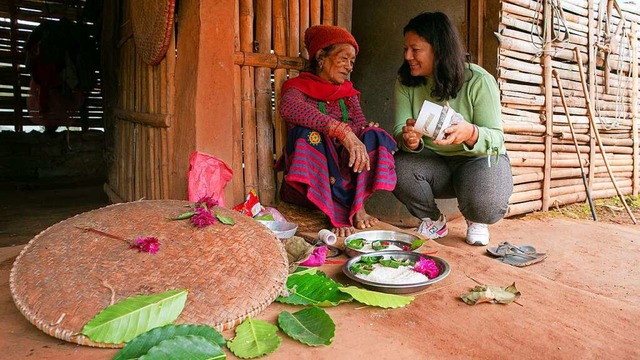 Mikrobiologin Deena Shrestha (rechts) spricht mit einer Dorfbewohnerin.  | Foto: Sascha Montag