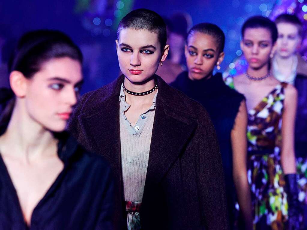 Models stellen weitere Mode von Dior vor.