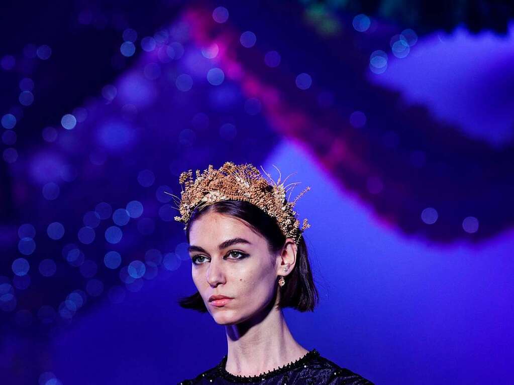 Einen Kranz aus getrockneten Pflanzen trgt dieses Model bei der Dior-Show.