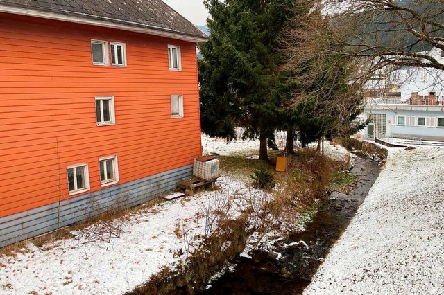 Hinter dem Haus Pfauenstrae 10 (rot) ... eine Brcke muss dafr gebaut werden.  | Foto: Tanja Bury