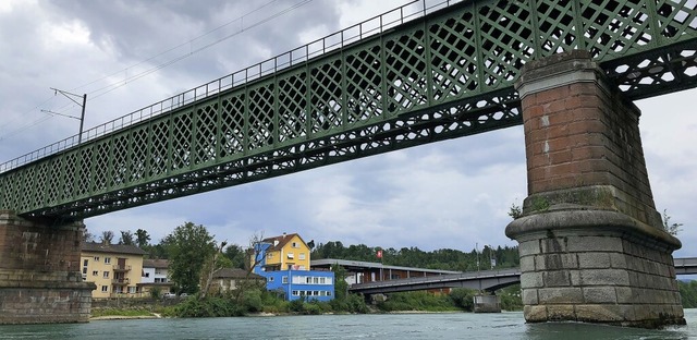 Die Eisenbahnbrcke zwischen Waldshut ...ren muss sie dringend saniert werden.   | Foto: Schlichter, Juliane