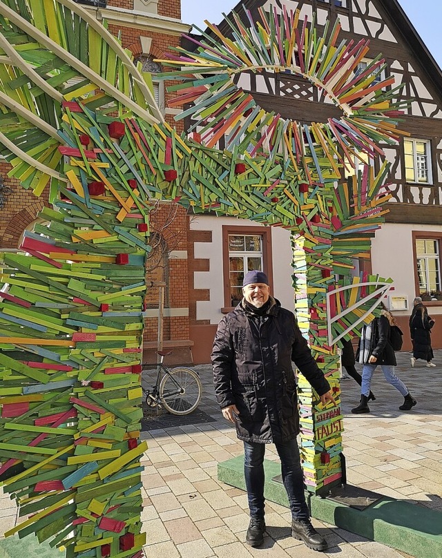 Stephan Faust lsst am Klosterplatz se...ils 500 Euro fr Arbeit plus Material.  | Foto: Ralf Burgmaier