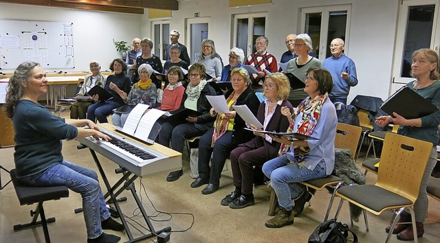 Der Projektchor unter der Leitung von Burga Schaller   | Foto: Erhard Morath