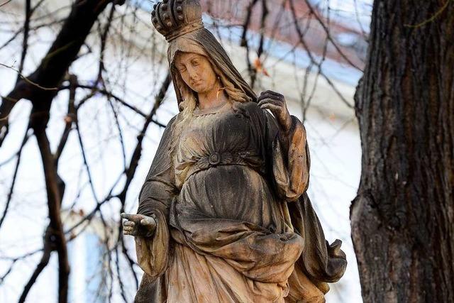 Unbekannte klauen Zepter der Madonna auf dem Freiburger Unterlindenbrunnen
