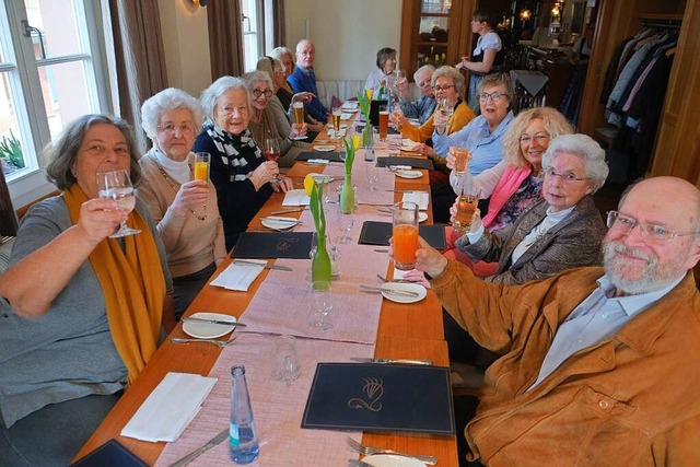 Zum Wohl: Die Runde mit den Seniorinne... ist an manchen Terminen richtig gro.  | Foto: Martin Pfefferle