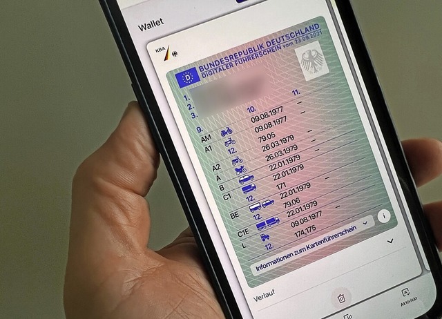 Der Fhrerschein soll EU-weit auf dem Handy gespeichert werden knnen.  | Foto: Christoph Dernbach