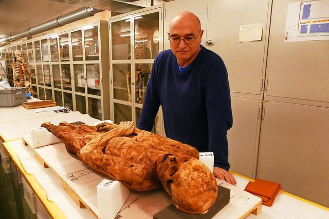 Gerhard Hotz vom Naturhistorischen Mus...mit der Mumie Anna Catharina Bischoffs  | Foto: Sabine Ehrentreich