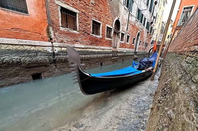 In Venedig liegen die Gondeln in einigen  Kanlen auf dem Trockenen.  | Foto: Luigi Costantini (dpa)