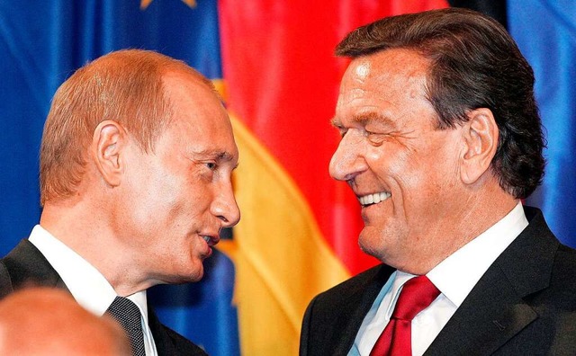 Gerhard Schrder (r.) empfngt 2005 als Bundeskanzler Wladimir Putin  | Foto: YURI KADOBNOV (AFP)