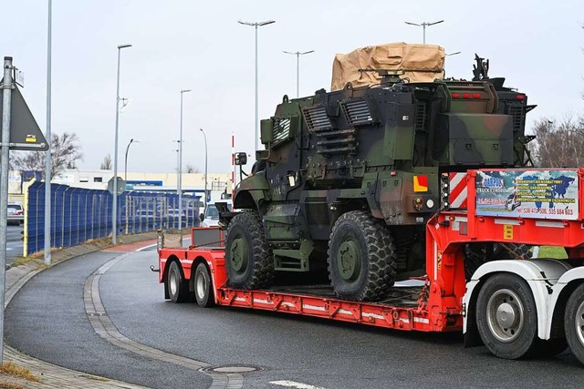 Mit einer Spedition werden Militrger...-Sttzpunkt in Mannheim Transportiert.  | Foto: Lars Klemmer (dpa)