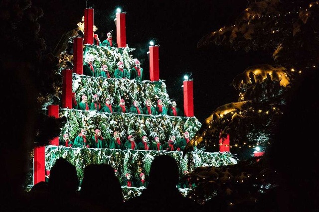 Der Singende Weihnachtsbaum vor der Kirche St. Margarethen.  | Foto: Gabriele Zahn