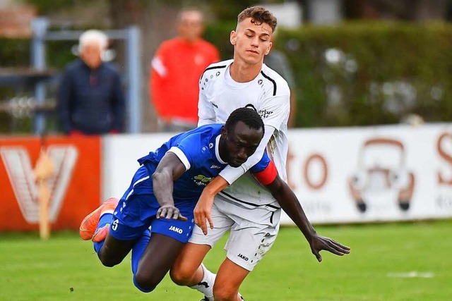 Tabellenfhrer  FC Teningen (rechts Ma...her  Abdou Jagne) den Vortritt lassen.  | Foto: Achim Keller