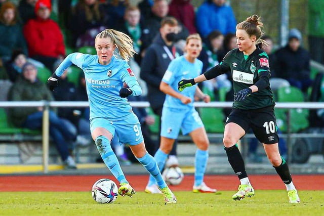 Janina Minge (links), Top-Torjgerin des SC Freiburg  | Foto: IMAGO/foto2press/Oliver Baumgart