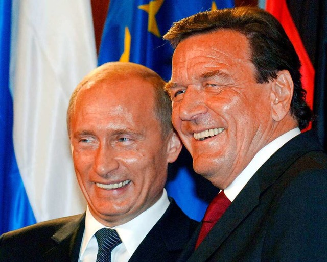 Lachend stand der damalige Bundeskanzl...en Russlands Prsident Wladimir Putin.  | Foto: Bernd Settnik