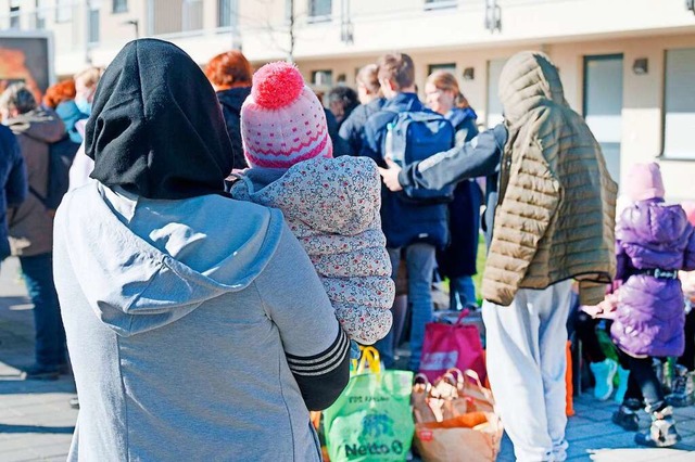 Geflchtete aus der Ukraine warten vor einer Unterkunft.  | Foto: Henning Kaiser (dpa)