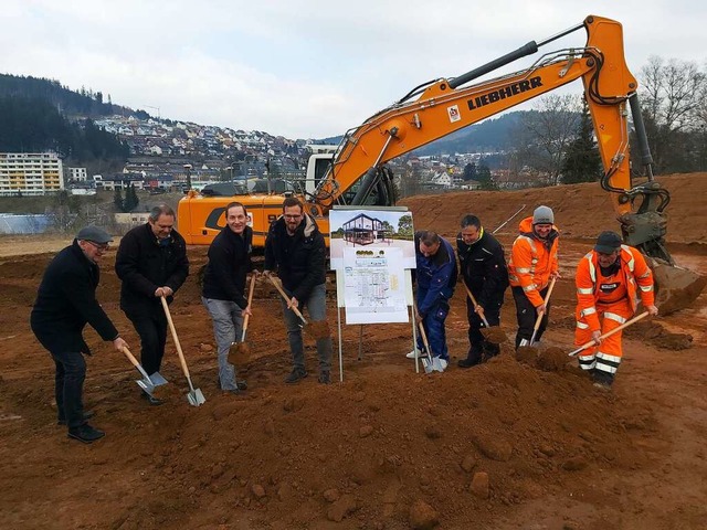 Symbolhaft der Spatenstich: Mit dem St...liale mit Caf   in Neustadt prsent.   | Foto: Peter Stellmach