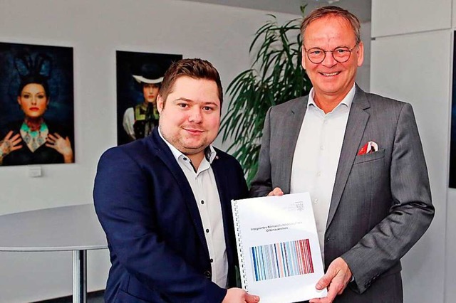 Christopher Schle (links) und Landrat Frank Scherer mit dem Klimaschutzkonzept  | Foto: Landratsamt Ortenaukreis