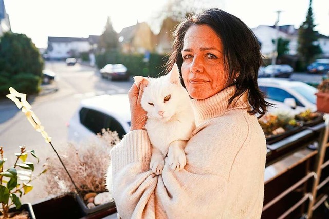 Regine Tredwell steht mit ihrer  Katze...der fr sieben Monate im Haus bleiben.  | Foto: Uwe Anspach (dpa)