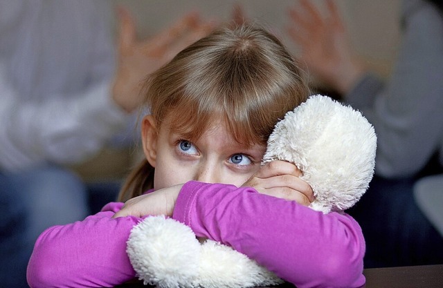 Stndige Streitereien in der Familie m...d Jugendlichen oft schwer zu schaffen.  | Foto: Silvia Marks (dpa)