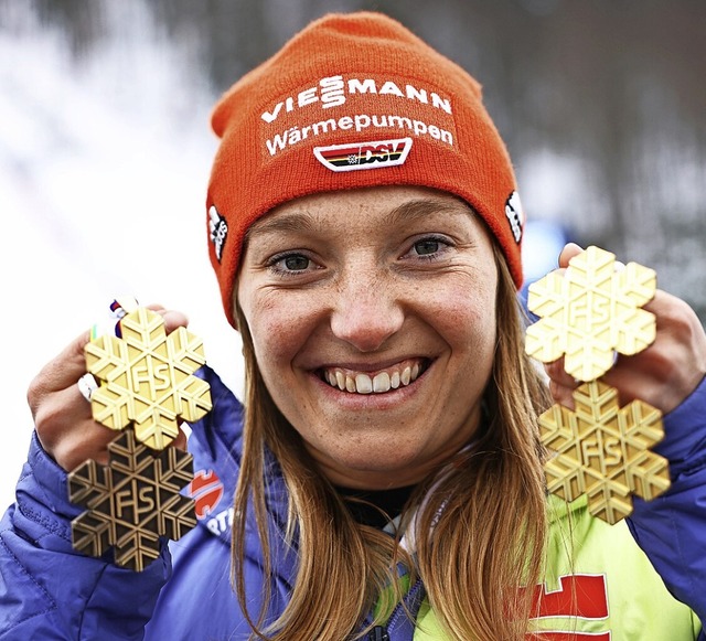 Medaillenumhngt: Katharina Althaus   | Foto: Daniel Karmann (dpa)