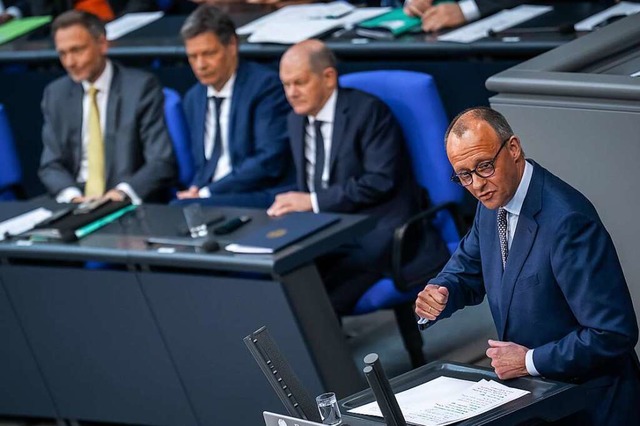 CDU-Vorsitzender Friedrich Merz zweife...sstrke von Bundeskanzler Olaf Scholz.  | Foto: Michael Kappeler (dpa)