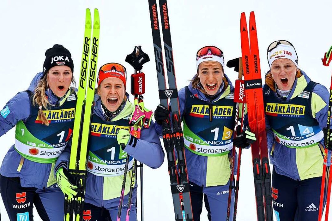 Bejubeln die Silbermedaille (von links...a Hennig,  Pia Fink und  Victoria Carl  | Foto: Daniel Karmann (dpa)