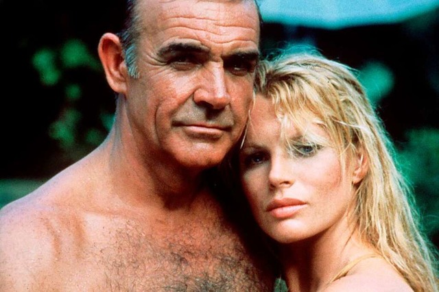 Sean Connery als James Bond (mit Kim B...en Ian Flemings Buchvorlagen zensiert.  | Foto: Bert Reisfeld