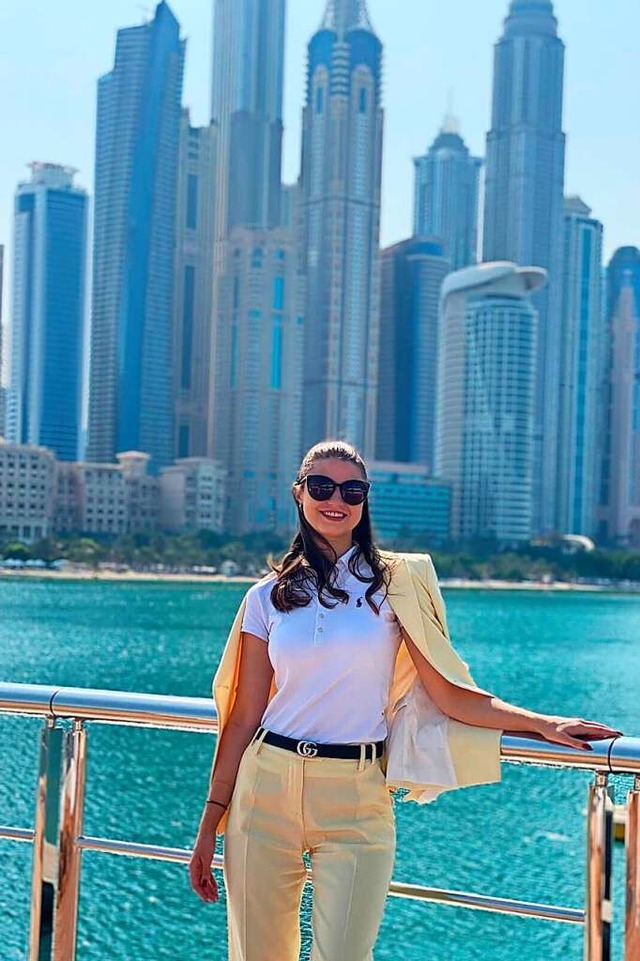 Die Lahrerin Natasha Gaiser vor der Skyline von Dubai  | Foto: Privat