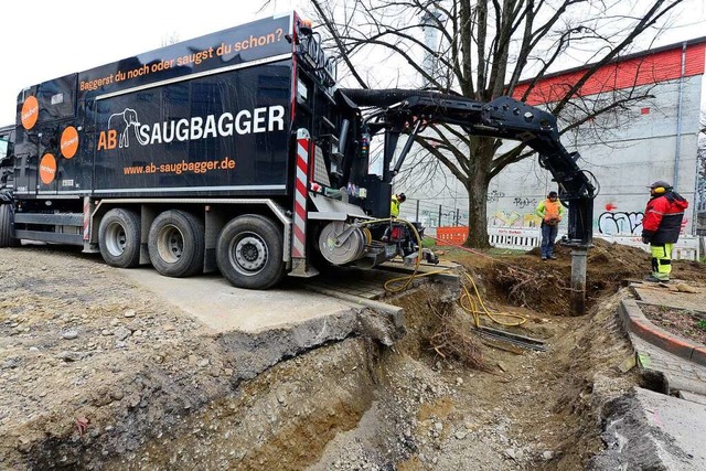 Der Saugbagger baggert fr die Wrmeleitung.  | Foto: Ingo Schneider