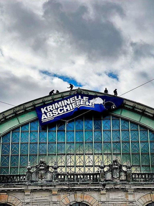 Aktion der &#8222;Jungen Tat&#8220; auf dem Dach des Basler Bahnhofs SBB  | Foto: 20 Minuten