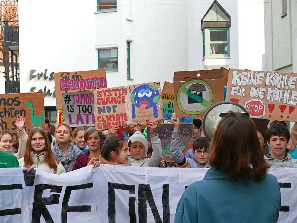 Mehr als 200 Menschen demonstrierten am Freitag fr den Klimaschutz in Bad Sckingen.