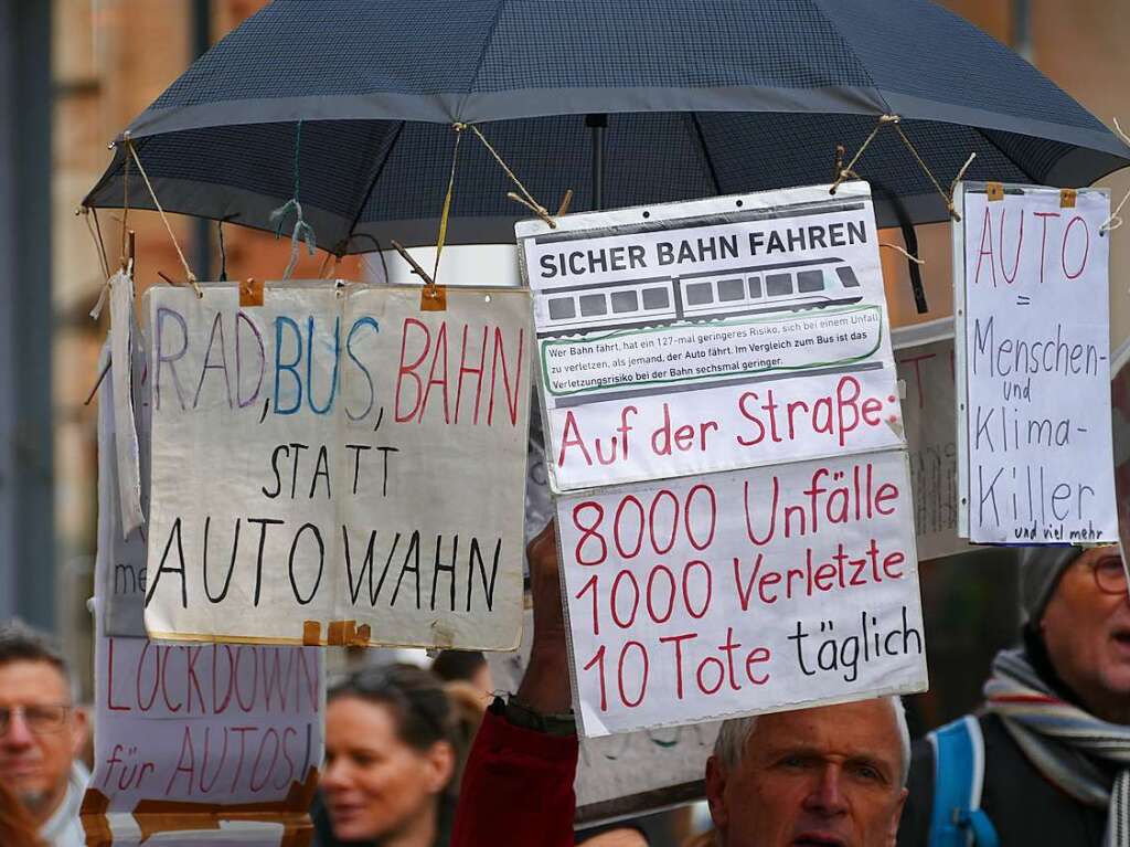 Mehr als 200 Menschen demonstrierten am Freitag fr den Klimaschutz in Bad Sckingen.