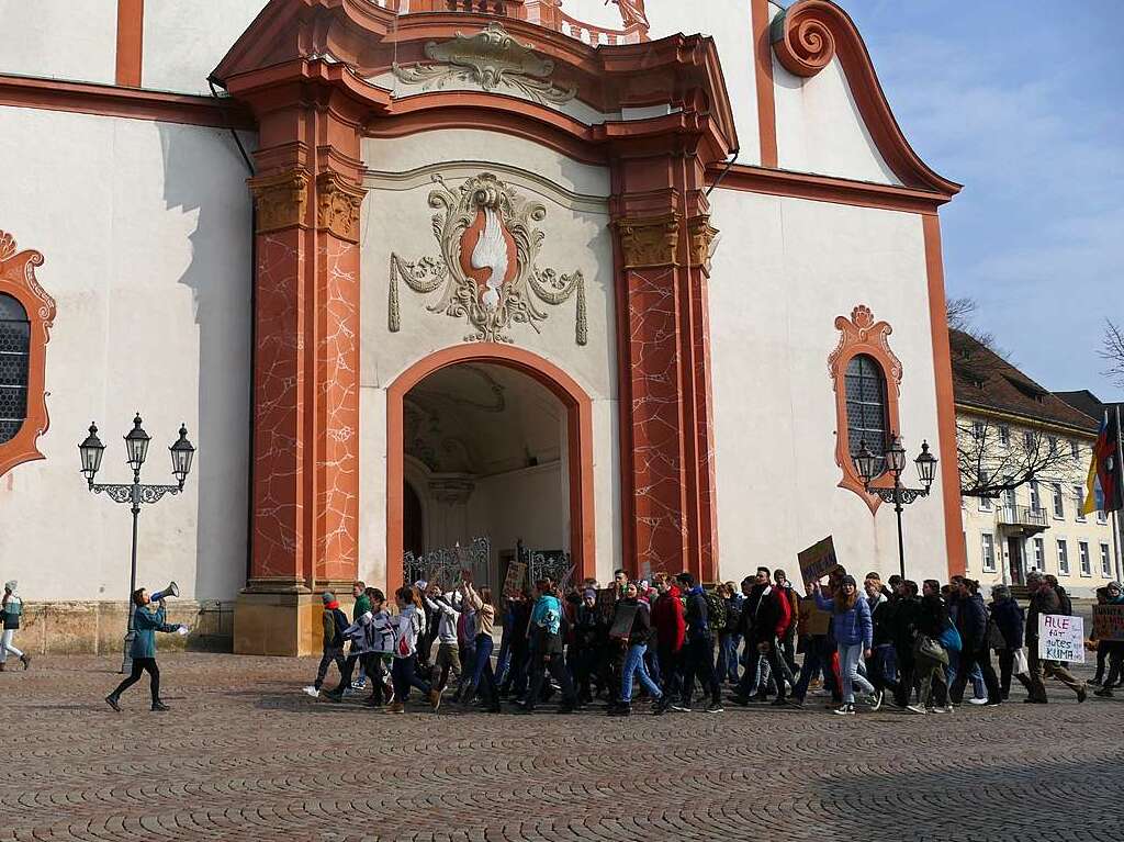 Mehr als 200 Menschen demonstrierten am Freitag fr den Klimaschutz in Bad Sckingen.