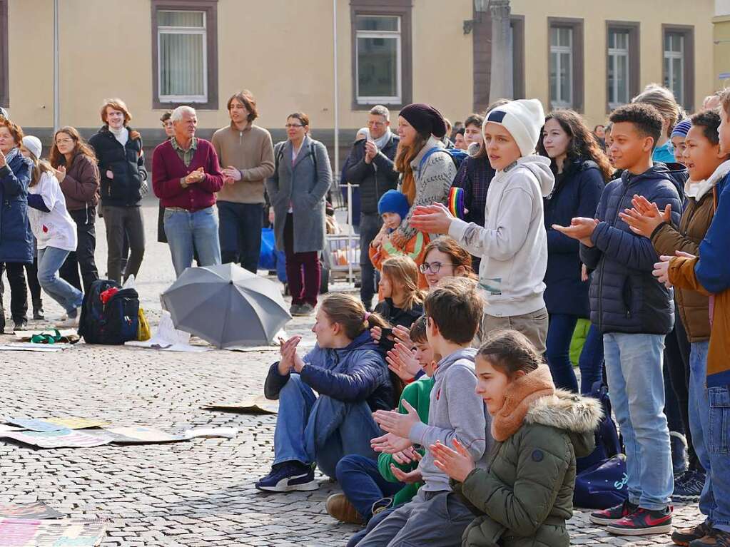 Mehr als 200 Menschen demonstrierten am Freitag fr den Klimaschutz in Bad Sckingen.