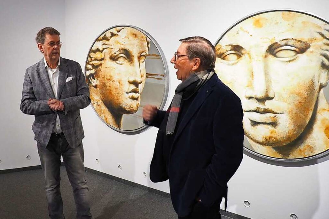 Künstler Heiner Meyer (links) und Jürg...s Pop-Art in der Kunsthalle in Riegel.  | Foto: Michael Haberer