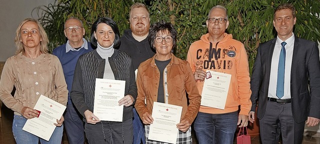 Verdiente Blutspender ehrte Brgermeis...achte es bereits auf 100 Blutspenden.   | Foto: Martin Wendel