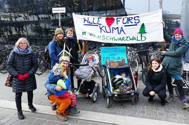 Das Klimabndnis Hochschwarzwald war  beim globalen Klimastreik in Freiburg.   | Foto: Florian Schmieder