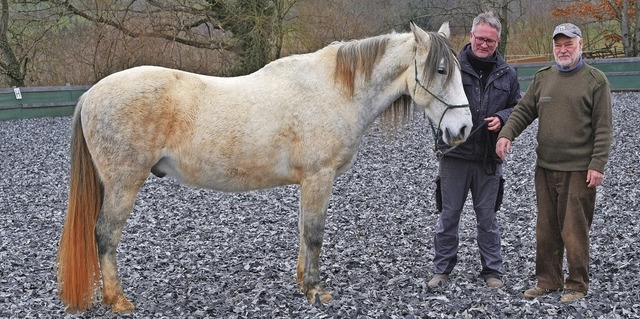 Erwin Hofhansl (rechts) mit einem Nutzer des Reitplatzes   | Foto: Martin Pfefferle